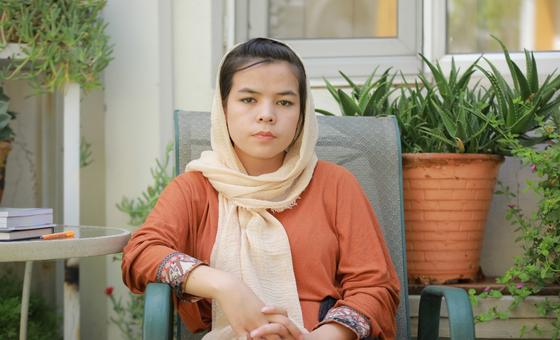 Forcée de quitter l'école, mais refusant d'abandonner l'éducation en Afghanistan